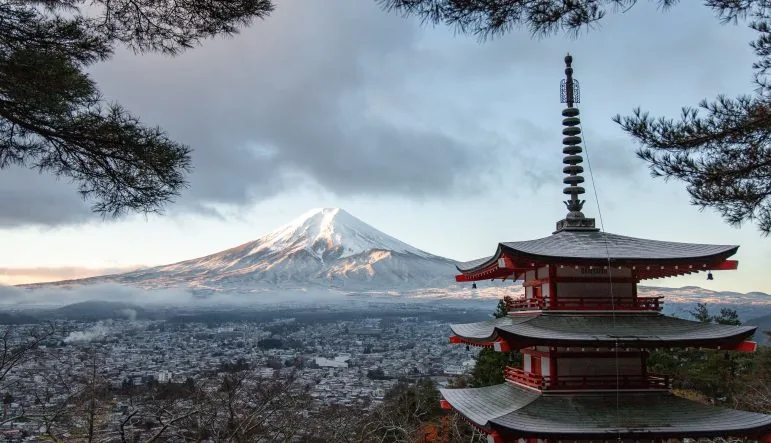 Monte Fuji visto desde una pagoda japonesa al atardecer